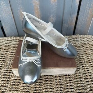 Crewcuts Girl's Strappy Ballet Flats Shinny Silver Sz K2 NWOB